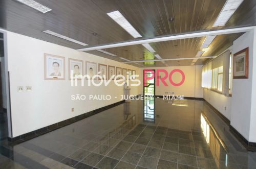 Prédio comercial de 11 andares, 58 vagas.