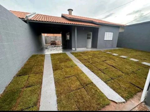 Casa com garagem e quintal gramado