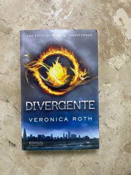 Livro "Divergente" de Veronica Roth
