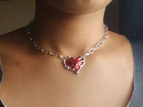 Colar de coração vermelho