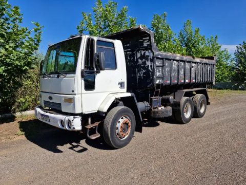 Caminhão caçamba Ford Cargo 2628e ano 2011 traçao 6x4