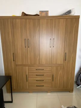 Guarda-Roupa de madeira com 8 portas e 4 gavetas