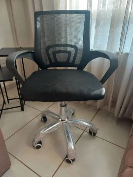 Cadeira de Escritório Fortt, NOVAS!!! Giratória com Rodinhas