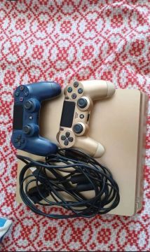 Playstation 4 Dourada com 2 Controles 3 jogos originais 