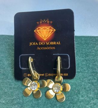 Brinco de flor com pedras