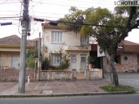 IMOBILIÁRIA SCHOTKIS VENDE CASA DE 02 PISOS DESOCUPADA, COM 06 DORMITÓRIOS, SACADA, TERREN
