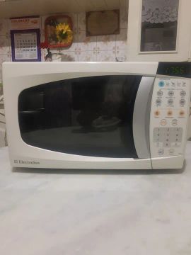 Microondas Eletrolux 18 litros em ótimo estado 