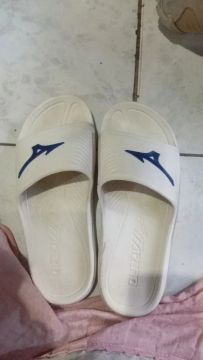Chinelos Mizuno cor bege clara 