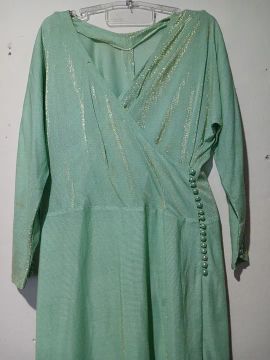 Vestido verde com detalhes dourados