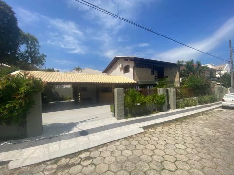 Casa Totalmente Reformada na Lagoa da Conceição