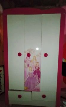 Guarda-roupa infantil com tema de princesas
