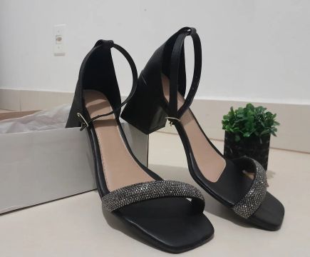 Salto alto (7 cm) preto com brilho 