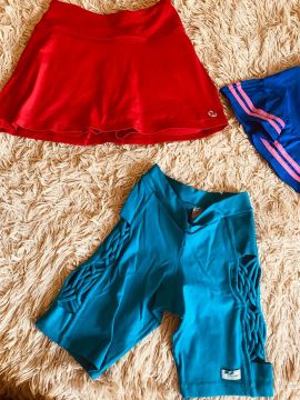 Short saia Vestem e Superhot e short vazado trilha verão TAM M