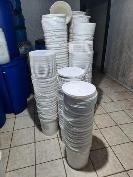 Balde de 25 litros plástico com tampa.