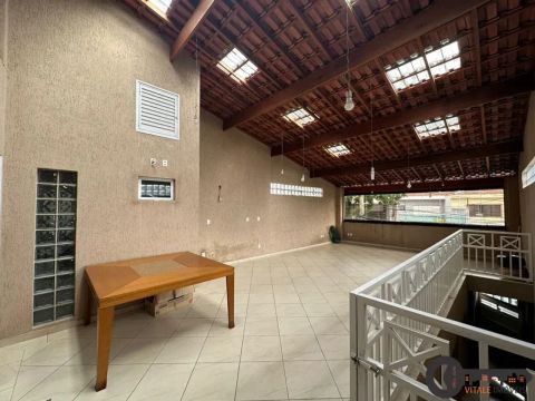 LOCAÇÃO/SOBRADO DE ALTO PADRÃO COM 490m²/VILA BERTIOGA/SP