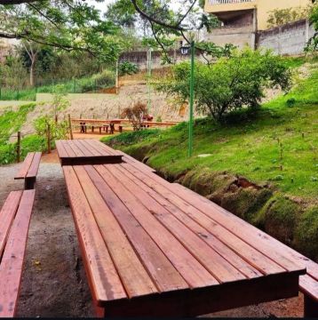 Conjunto de Mesa e Banco de Madeira para Área Externa