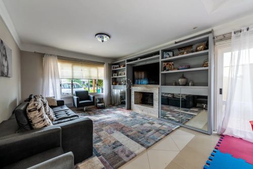 Venda de Casa em Condomínio em Porto Alegre-RS, bairro Terra Ville com 250m² Área Const.