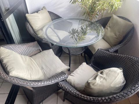 Conjunto de cadeira de vime com mesa 