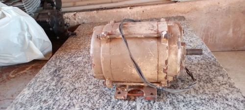 Motor elétrico trifásico 