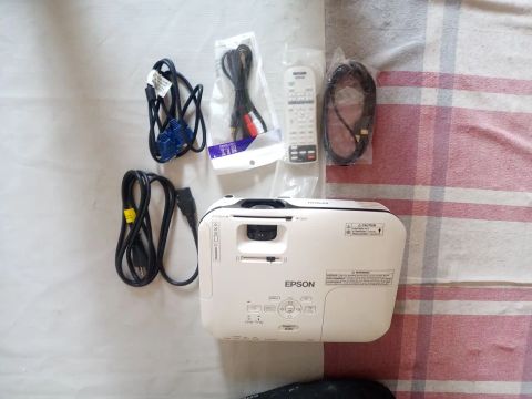 Projetor Epson PowerLite X14+ - Perfeito para sua casa ou escritório!