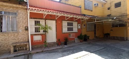 Casa linear com vaga.