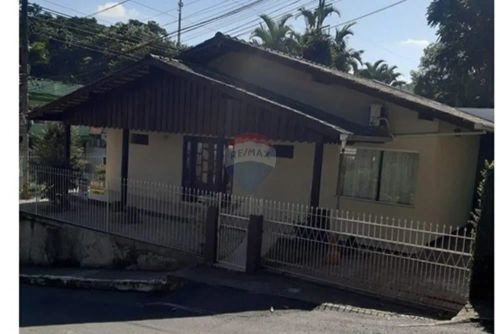 Linda casa no bairro da Velha
