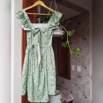 Vestido floral verde com laço nas costas *Novo, sem uso*