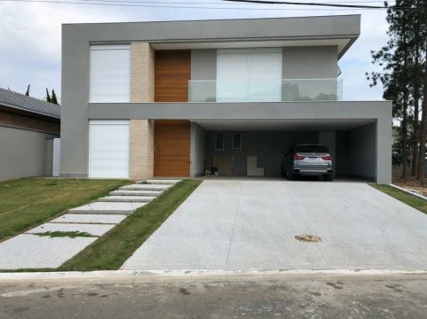 Casa nova com 4 suítes (uma suíte máster com closet 20m²), 5 vagas, piscina aquecida e aqu