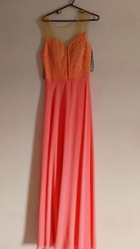 Vestido de festa longo rosa com detalhes em dourado