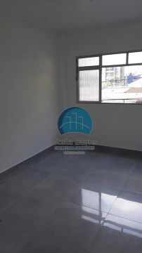 Kitnet possui 28 metros quadrados com banheiro no Centro de Santos