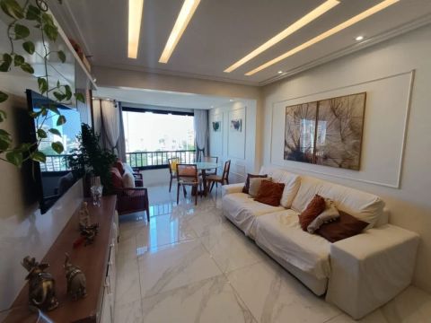 Vendo apartamento, 83m², 2/4, varanda, 1 vaga. Canela.