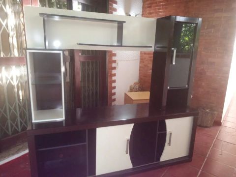 Estante de sala preto e branco