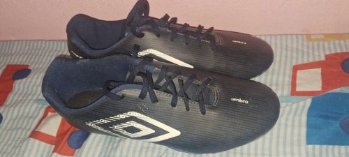 Vendo chuteira de campo da UMBRO, novinha. Só foi usada uma vez e depois ficou parada.