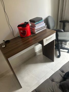 Escrivaninha moderna em madeira com gaveta