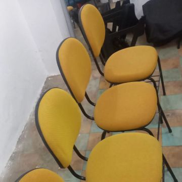 Cadeiras estofadas fixas - amarelas