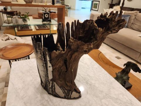 Escultura em madeira e alumínio para decoração