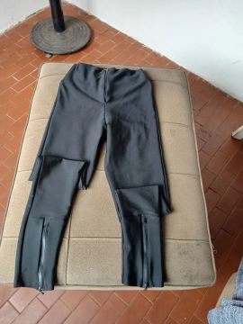 Calça preta com zíper