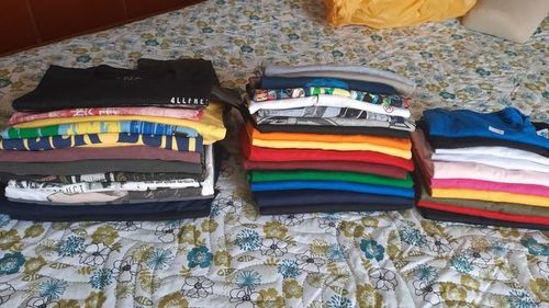 Camisetas e baby look, tamanhos variados. Valores de 18 a 30,00