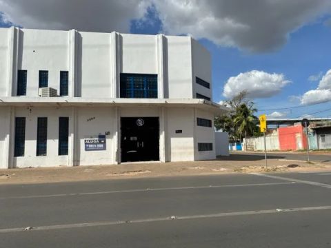 Locação. Imovel de esquina. 740 m2 de área construida.  Av Ataide Teive.