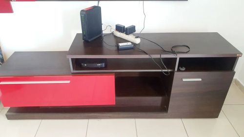 Rack para TV com 2 Gavetas e Rodinhas Excelente 