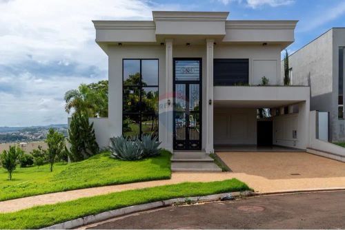 Casa à venda com 3 suítes, piscina e área gourmet por R$ 2.850.000,00 na Vila do Golfe zon