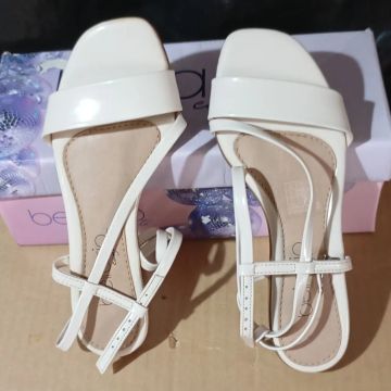 Chinelas diferenciada quem se interessar.