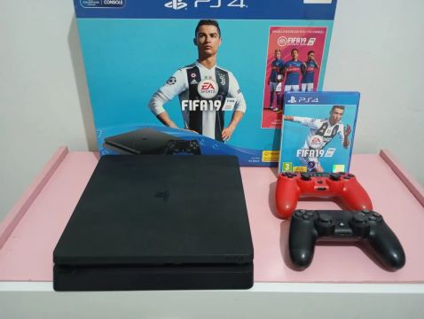 Ps4 slim , muito conservado , completo e com jogos.