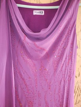 Vestido roxo com detalhes em pedrarias