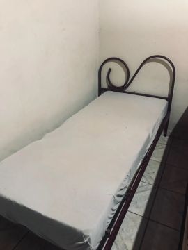 Cama com colchão usado 
