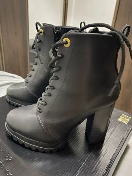 Botas pretas de salto alto