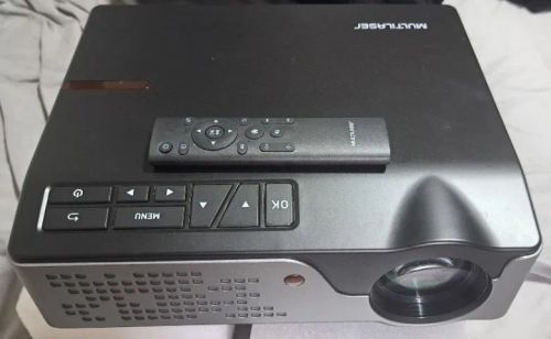 Projetor Multilaser PJ004 + tela projeção 1,8x1,8 + suportes