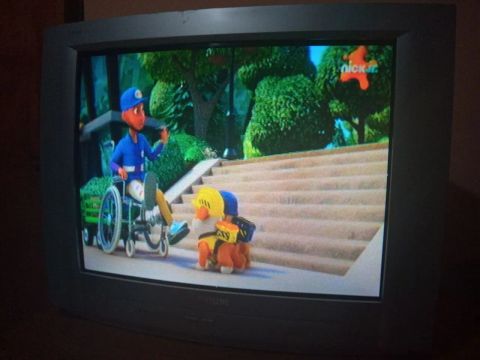 Vendo TV Philips 29 polegadas com controle remoto funcionando perfeitamente 