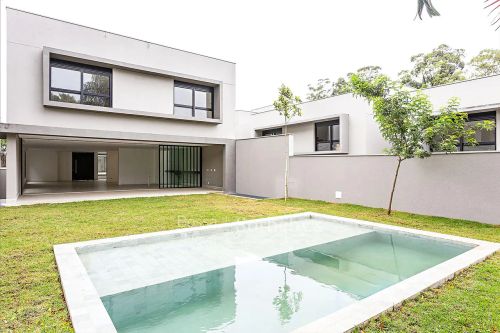 Casa de condomínio cercada por natureza
