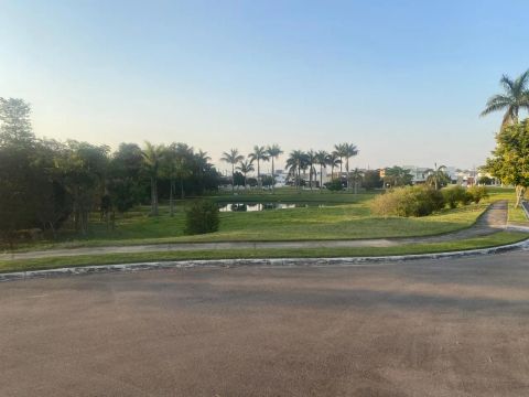 Lindo terreno de frente para o lago no Condomínio Verdes Vales - ESTUDA PERMUTA